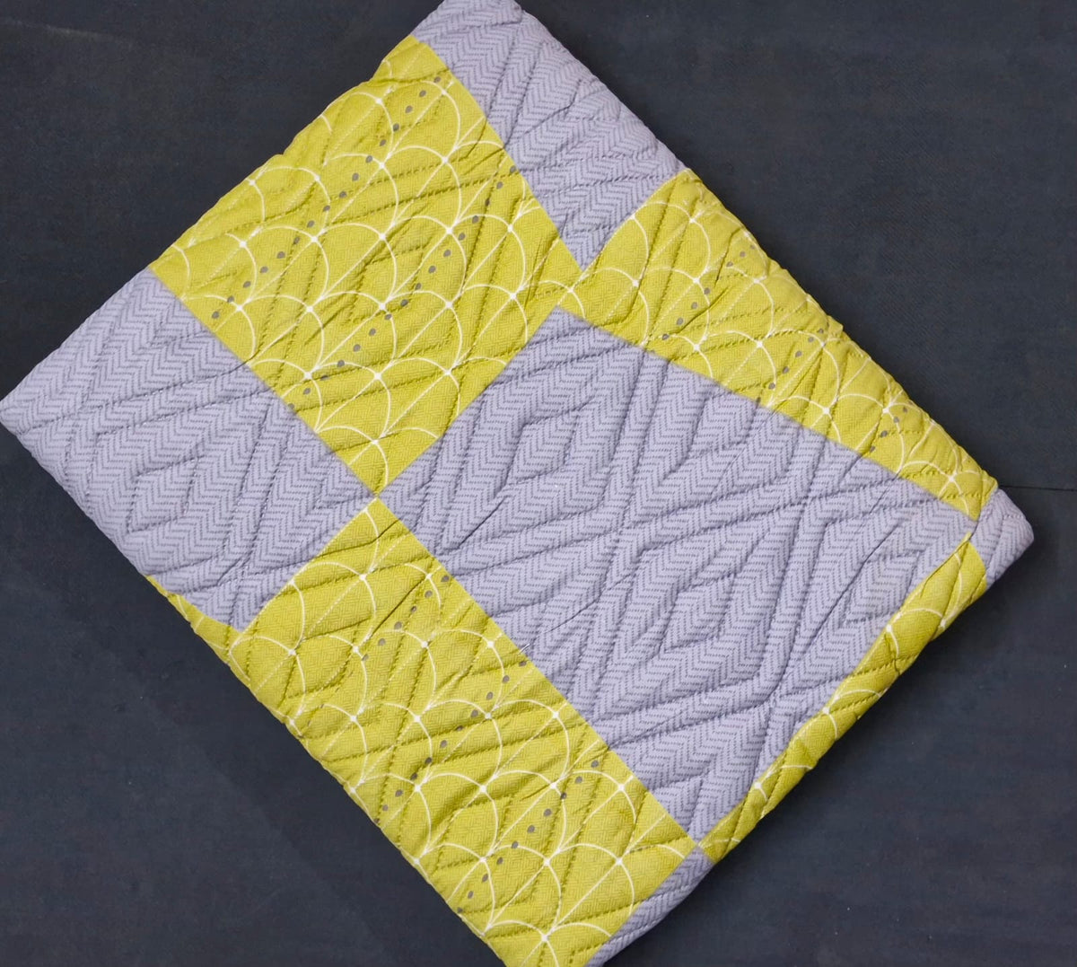 Lightweight Reversible Floral Microfiber Quilt for AC Rooms