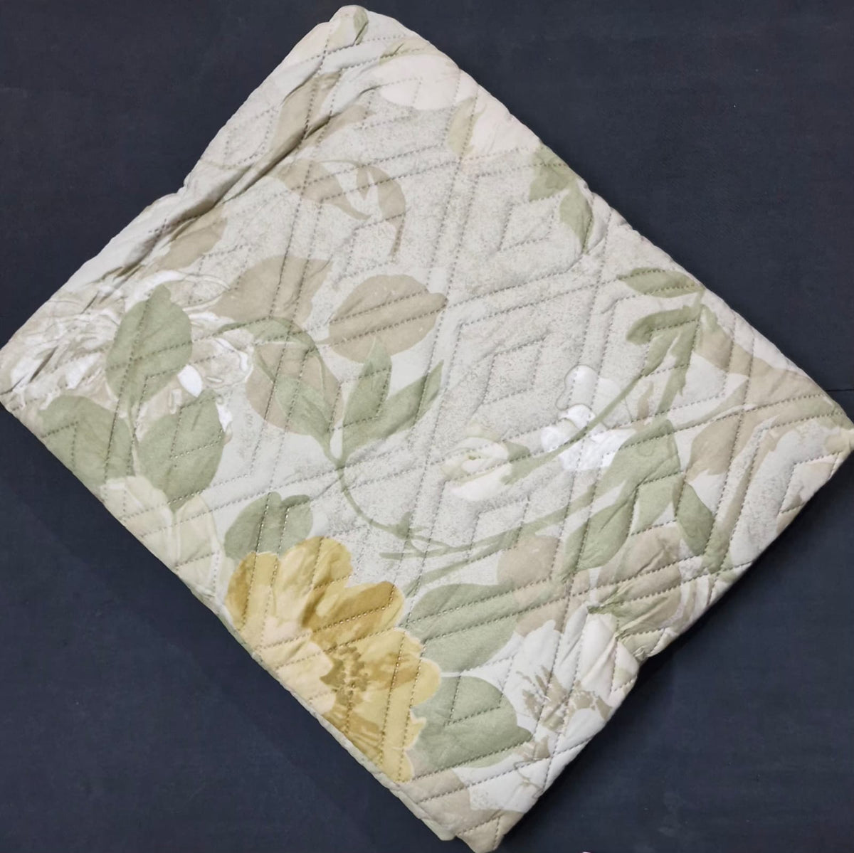 Lightweight Reversible Floral Microfiber Quilt for AC Rooms